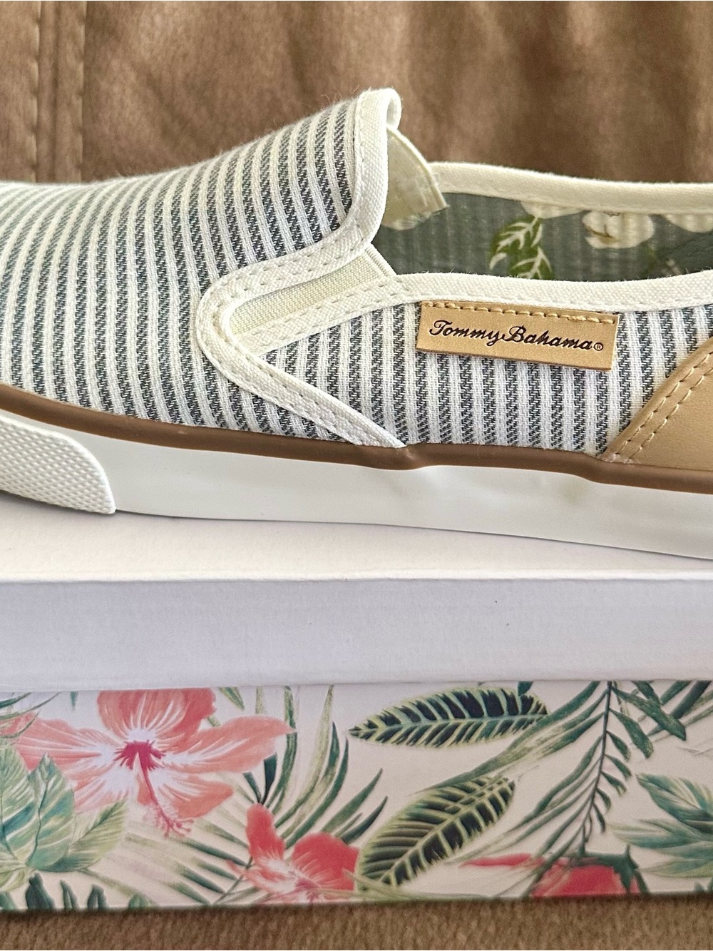Tommy Bahama Striped Slip-On Sneakers in White and Navy with Brown Trim 8.5 - Picture 3 of 10